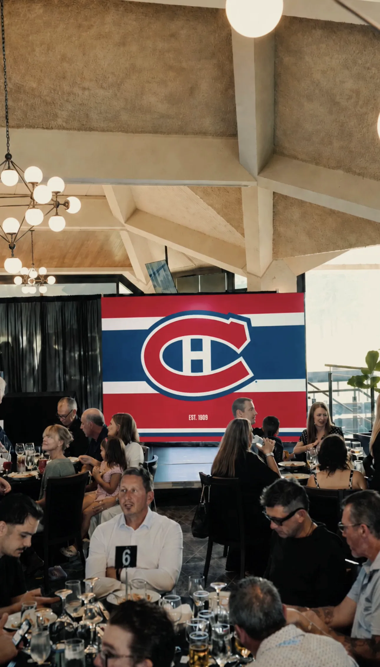 Mur LED Pixanova de 3 écrans sur la scène du Chris Nilan Golf Classic, affichant le logo du Canadien de Montréal devant les convives